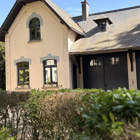 Conciergerie Du Chateau Red Daisies Et Son Parc Holiday home