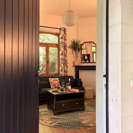 Conciergerie Du Chateau Red Daisies Et Son Parc Holiday home *