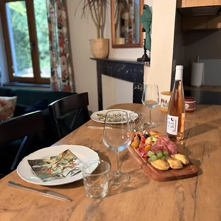 Conciergerie Du Chateau Red Daisies Et Son Parc Hannut