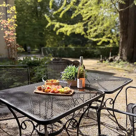 Conciergerie Du Chateau Red Daisies Et Son Parc Holiday home *